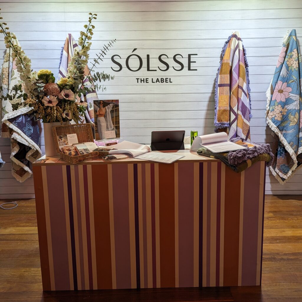 solsse.white_enclosed_counter.decal