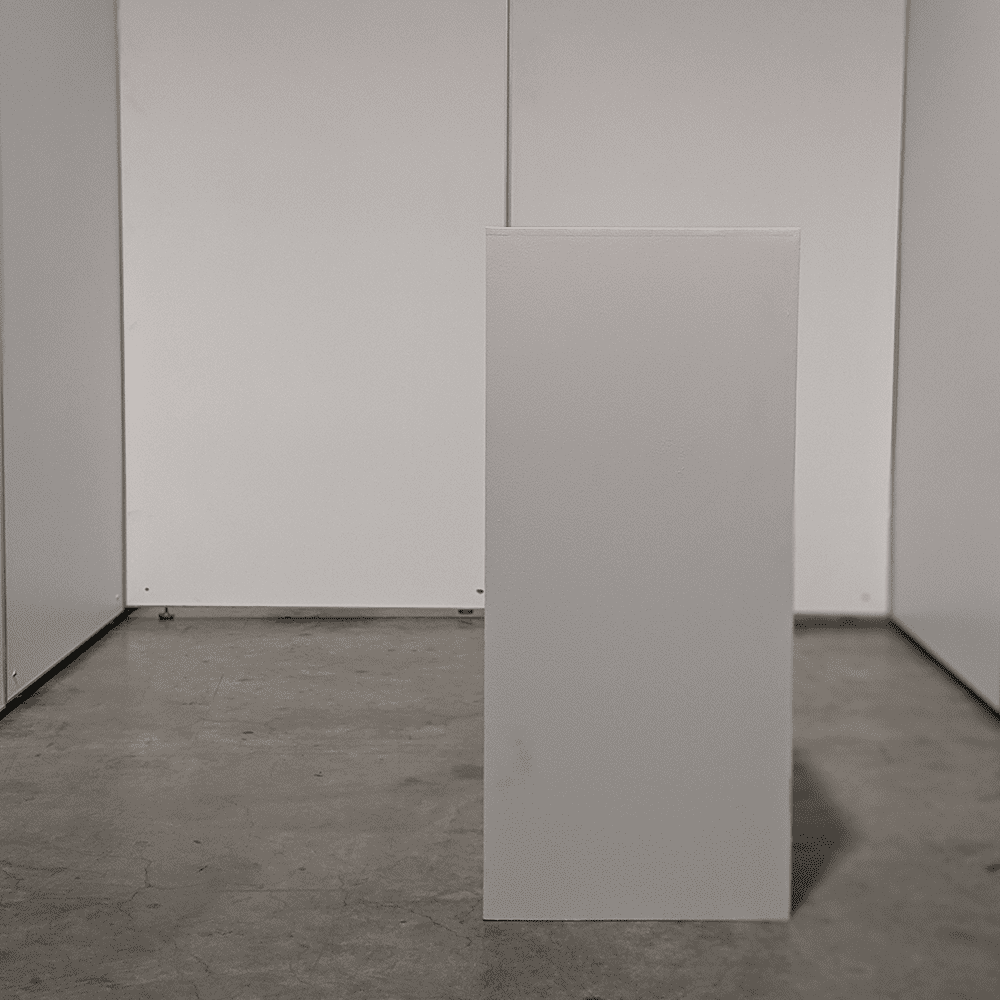 white-plinth-white-room